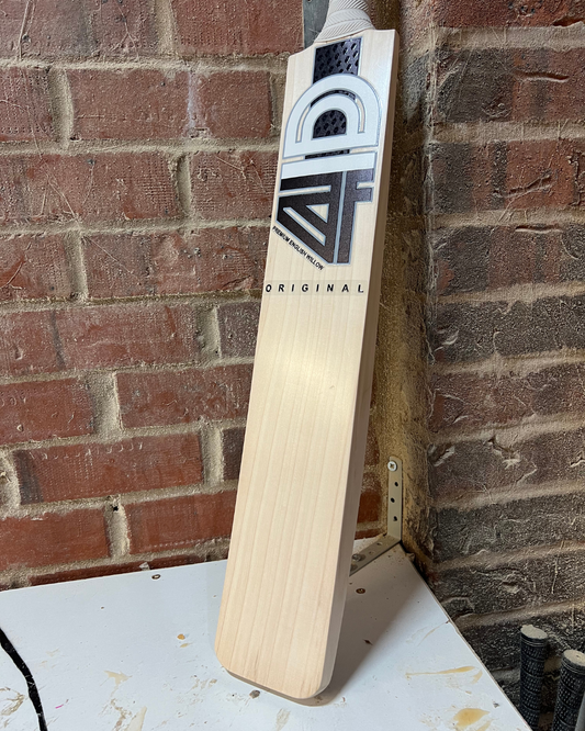 GRADE 3 - 4D Original English Willow Cricket Bat - #008