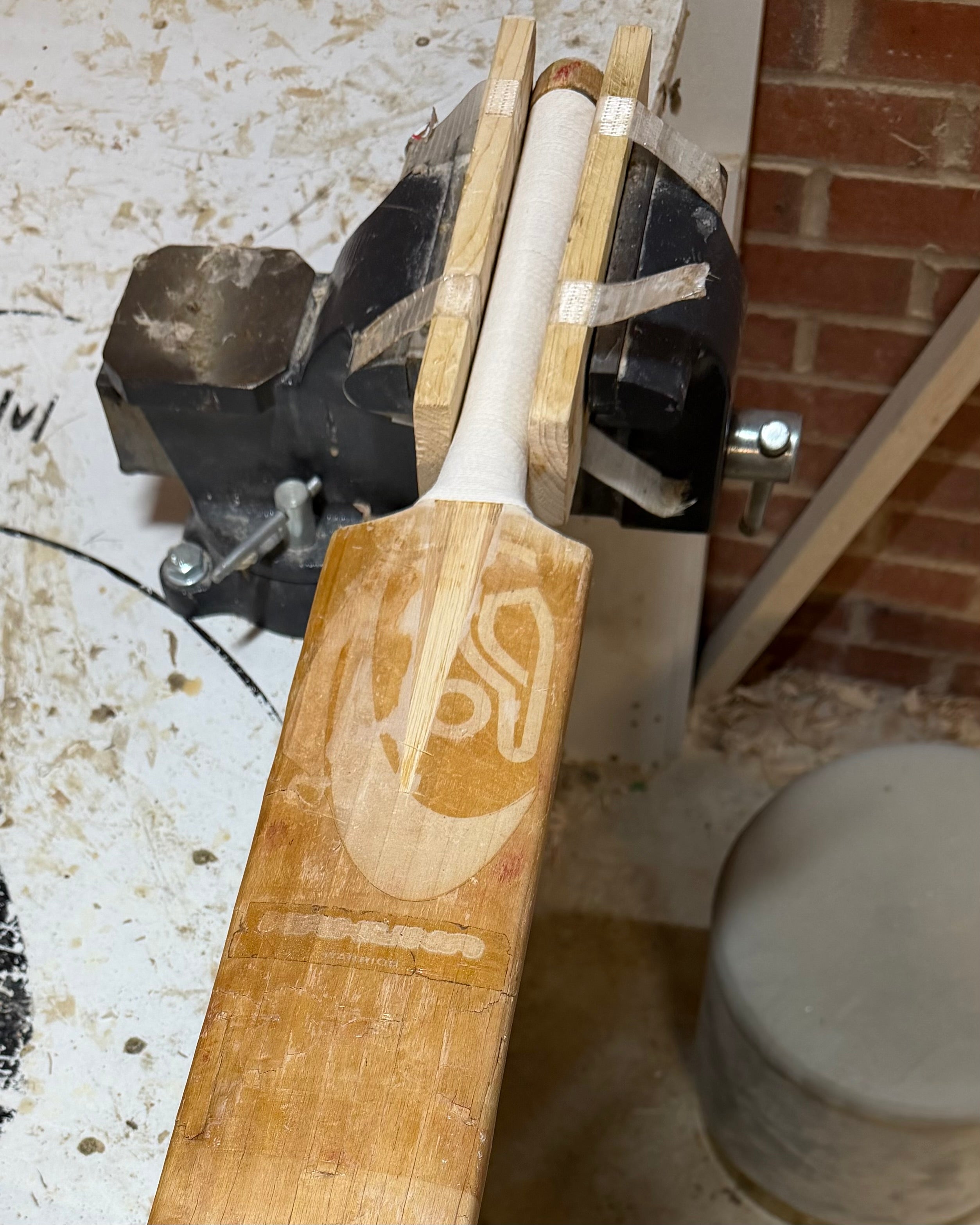 Cricket Bat Handle Re-String – 4D Cricket