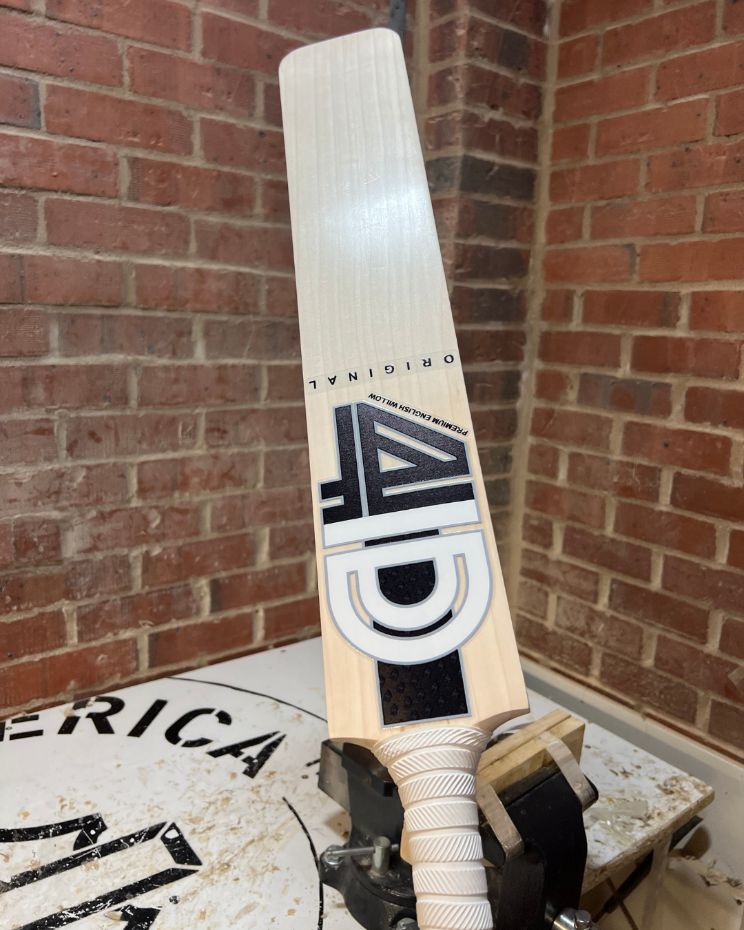 GRADE 3 - 4D Original English Willow Cricket Bat - #008