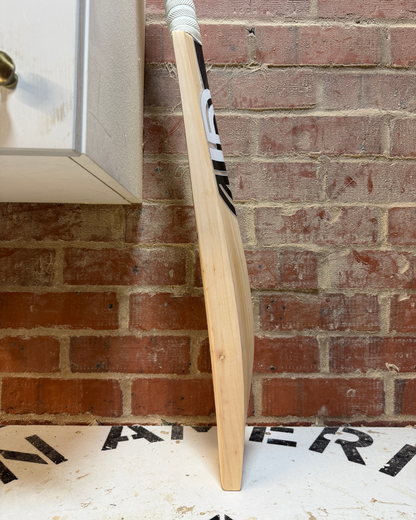 Side profile and edge of 4D Original #011 cricket bat