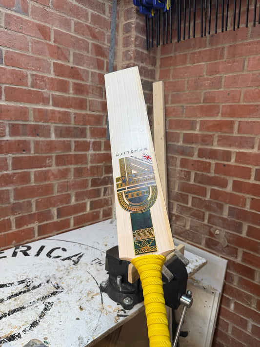 4D Monolith #021 Grade 3 English willow cricket bat front angle