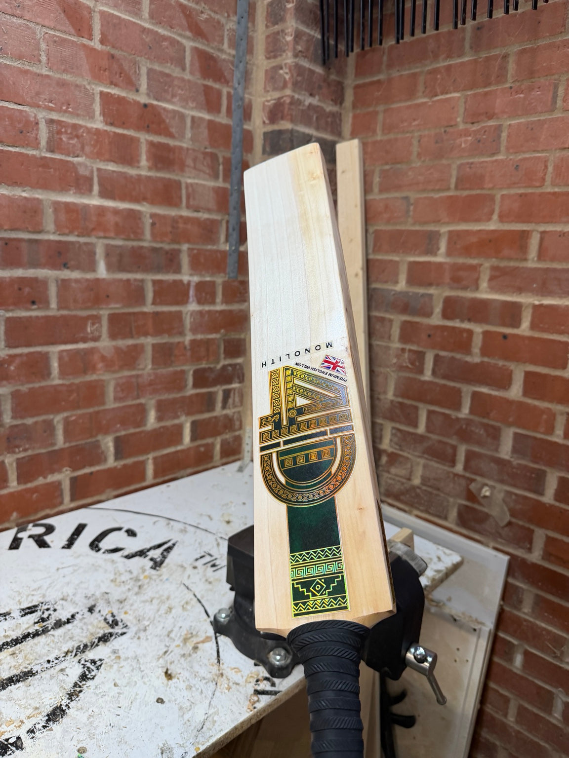 4D Monolith #022 Grade 2 English willow cricket bat front angle