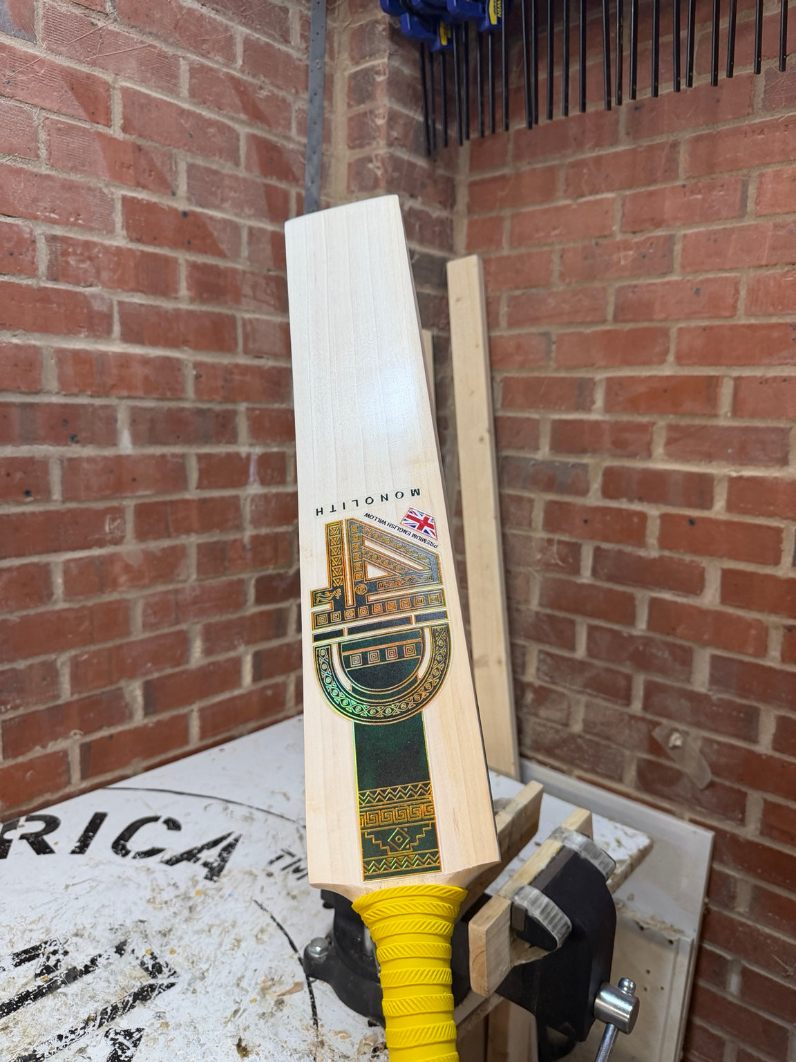 4D Monolith #027 Grade 3 English willow cricket bat front angle