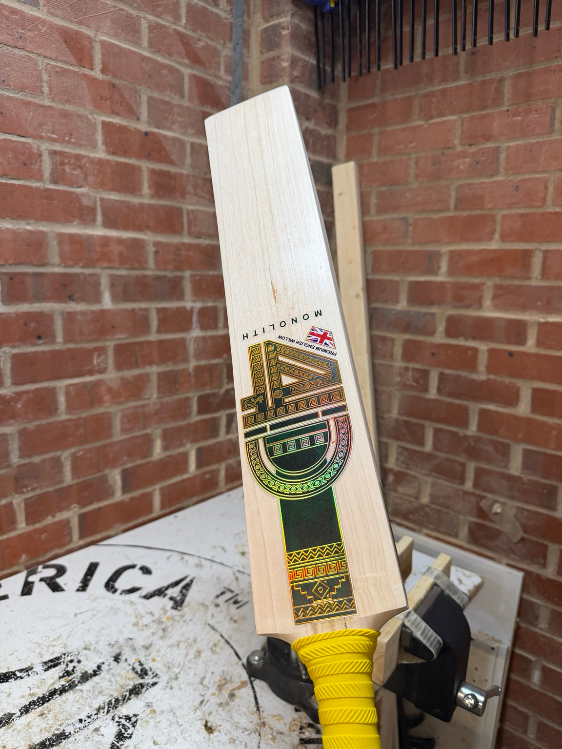 4D Monolith #028 Grade 3 English willow cricket bat front angle