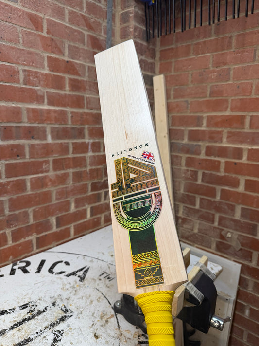 4D Monolith #028 Grade 3 English willow cricket bat front angle