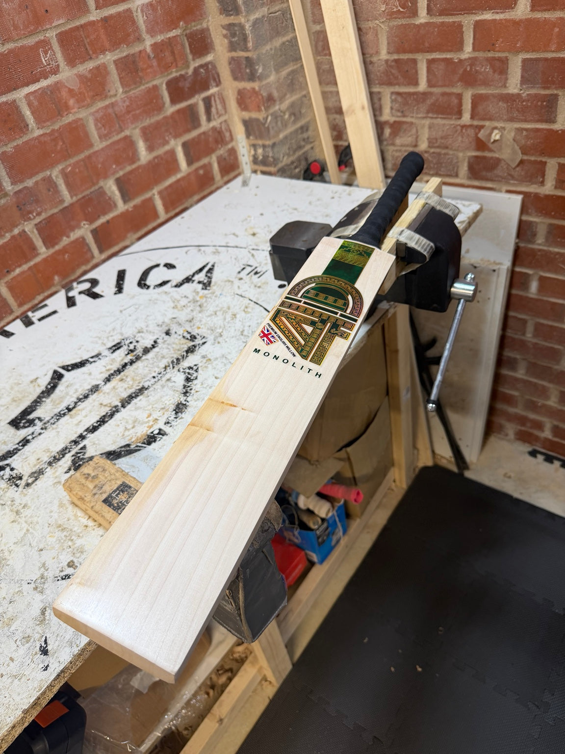 4D Monolith #5J001 Size 5 Grade 3 English willow cricket bat face angle