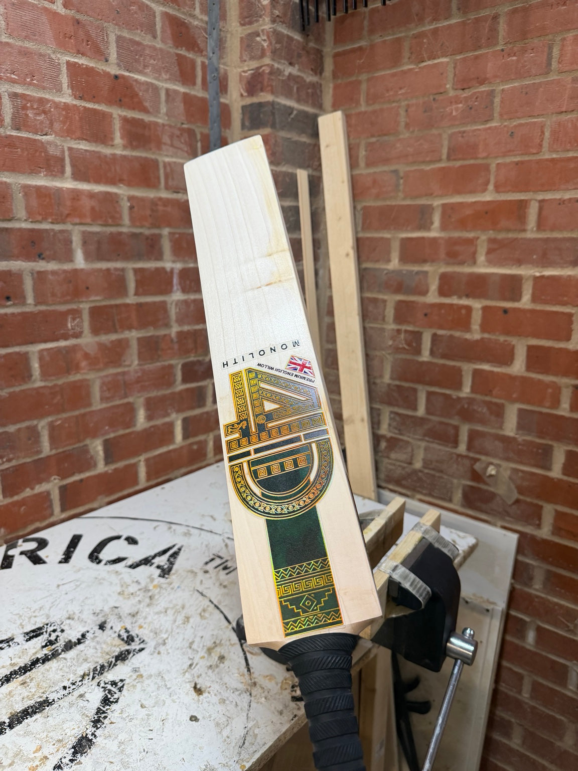 4D Monolith #5J001 Size 5 Grade 3 English willow cricket bat front face