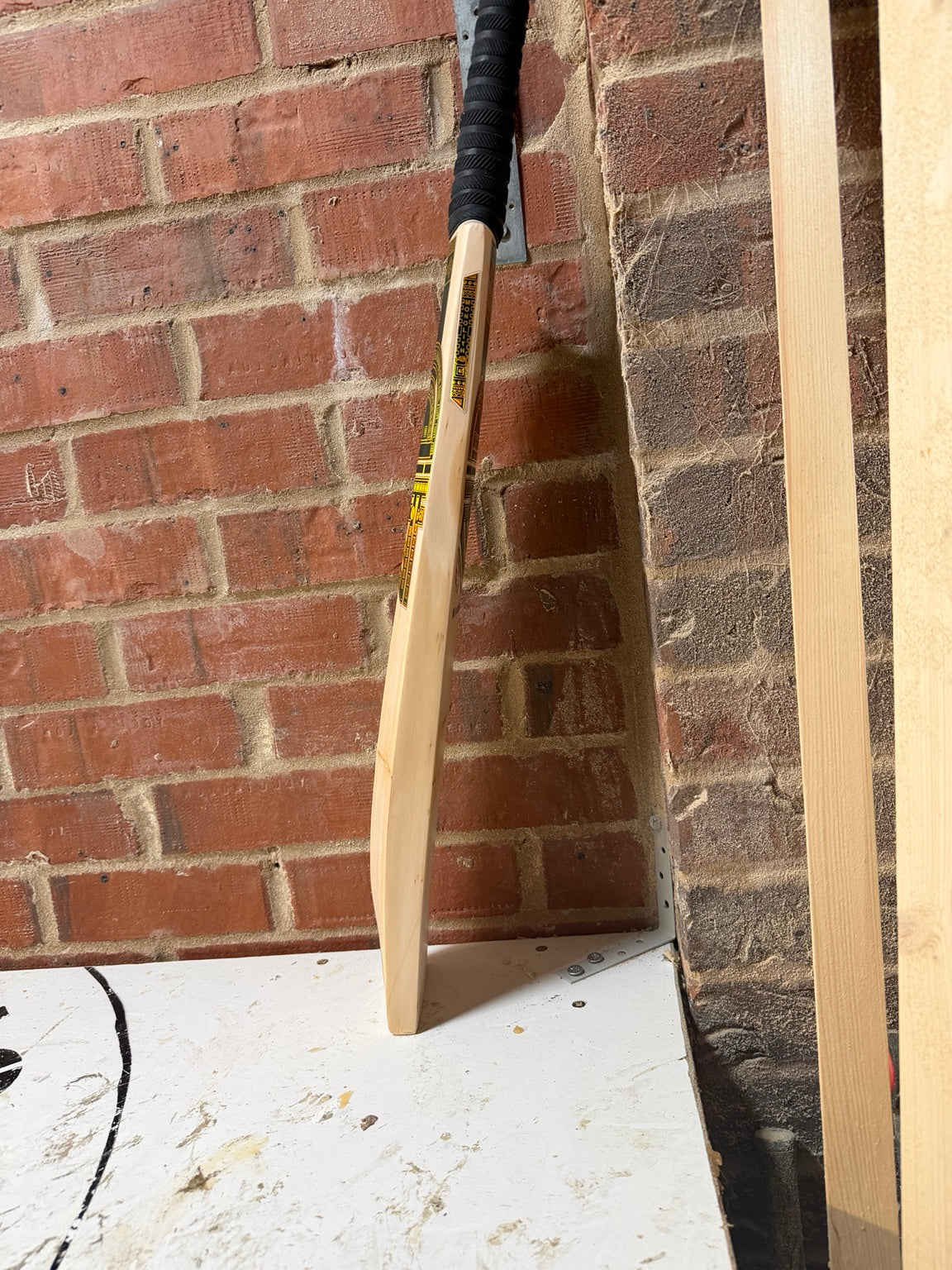 4D Monolith #5J001 Size 5 Grade 3 English willow cricket bat side profile