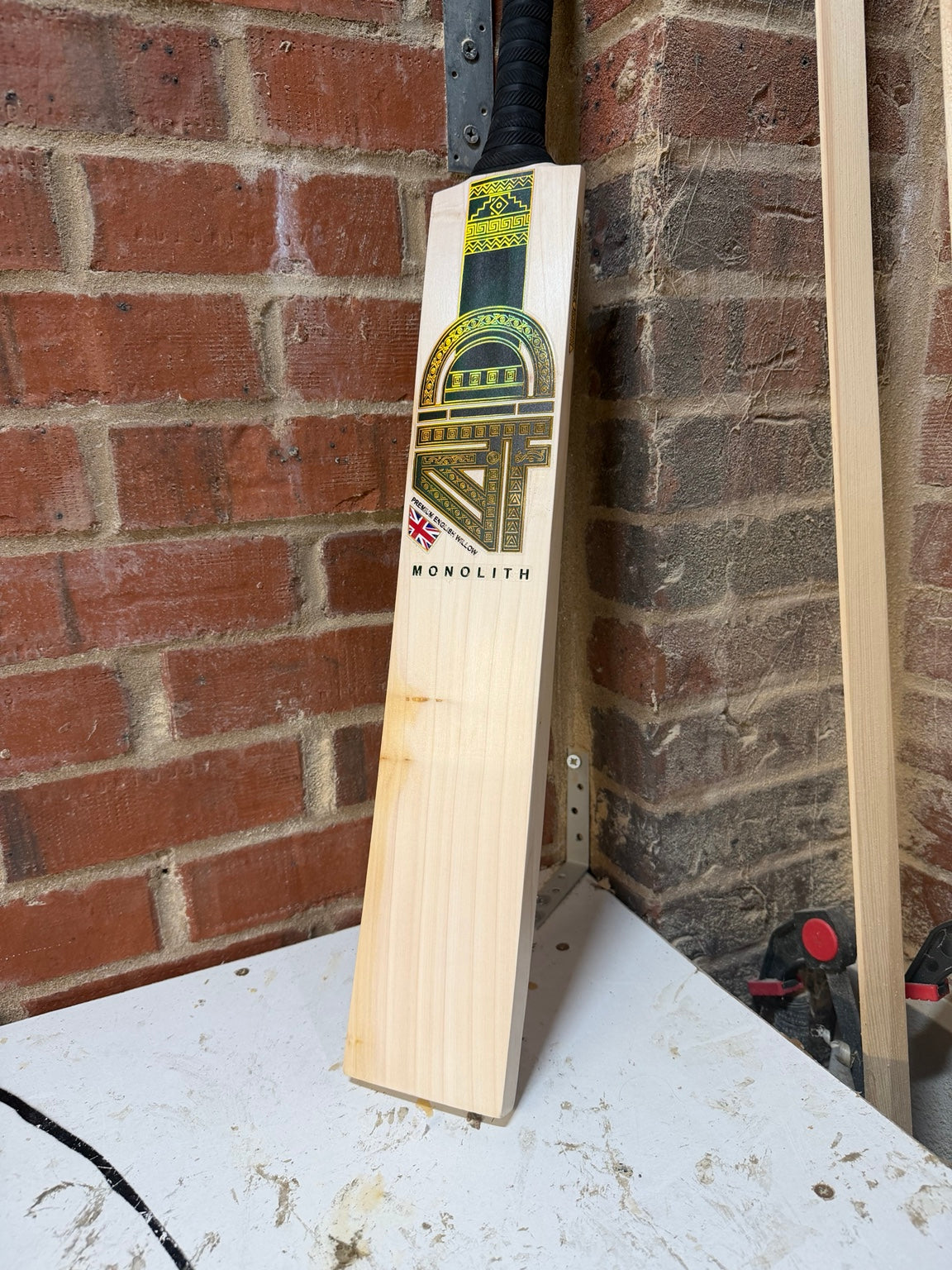 4D Monolith #5J001 Size 5 Grade 3 English willow cricket bat standing front view