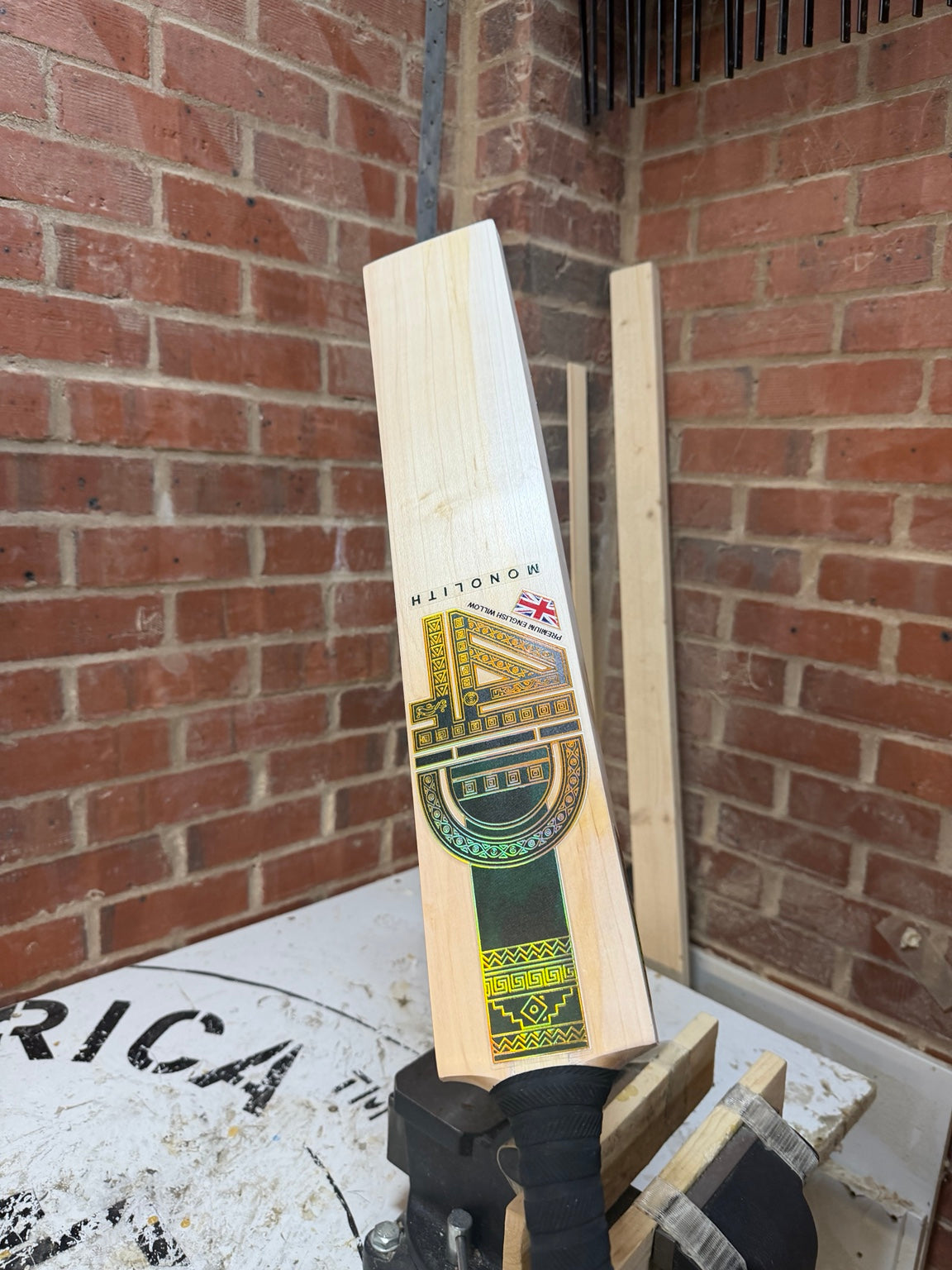 4D Monolith #5J003 Size 5 Grade 3 English willow cricket bat front face