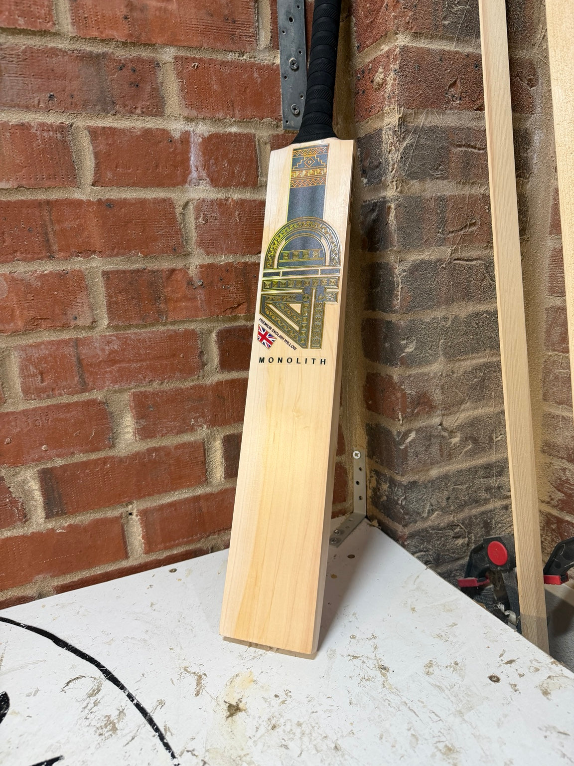 4D Monolith #5J003 Size 5 Grade 3 English willow cricket bat standing front view