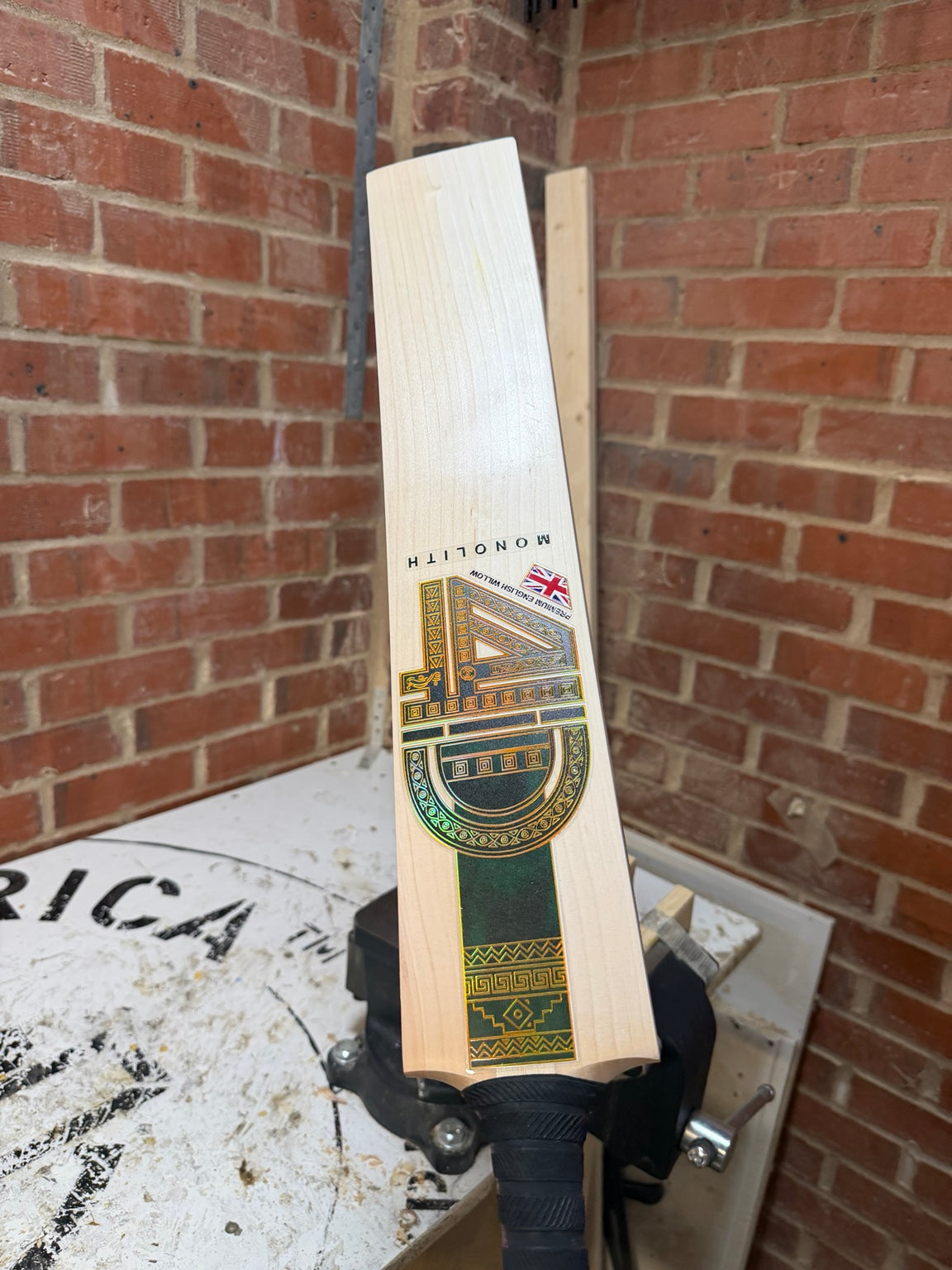 4D Monolith #6J001 Size 6 Grade 1 English willow cricket bat front angle