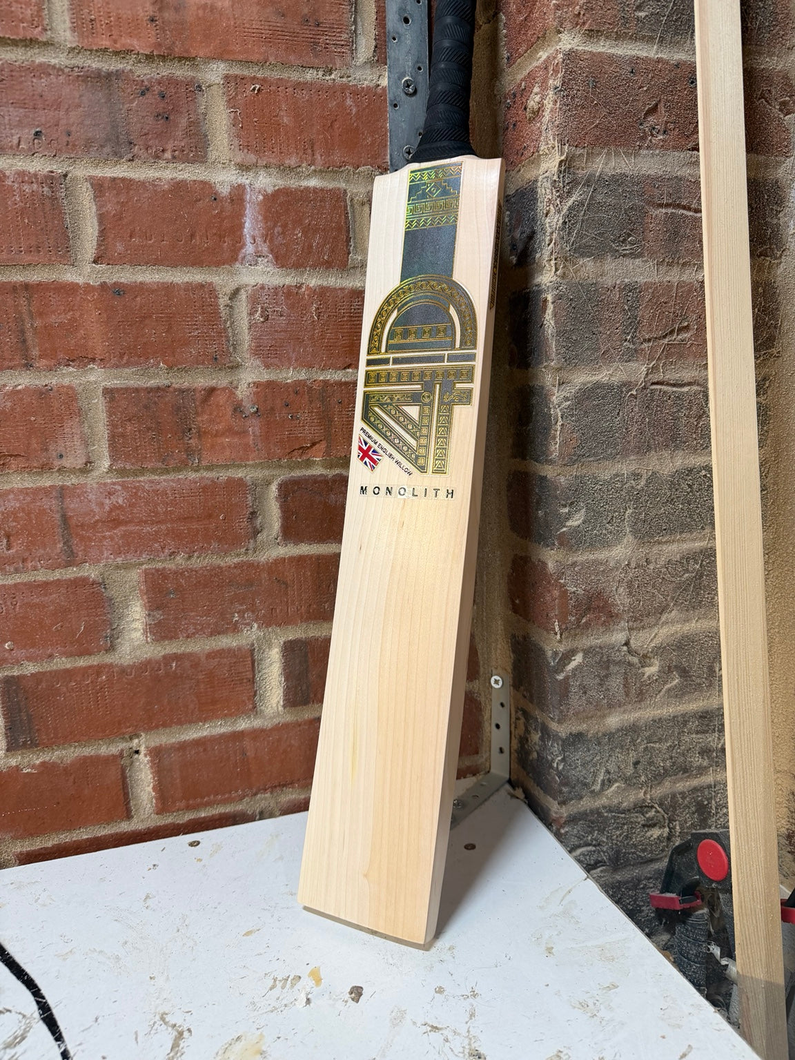 4D Monolith #6J001 Size 6 Grade 1 English willow cricket bat front face
