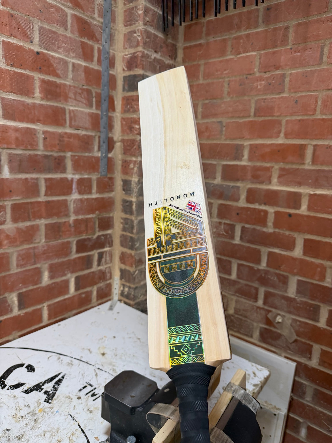 4D Monolith #6J004 Size 6 Grade 3 English willow cricket bat front angle