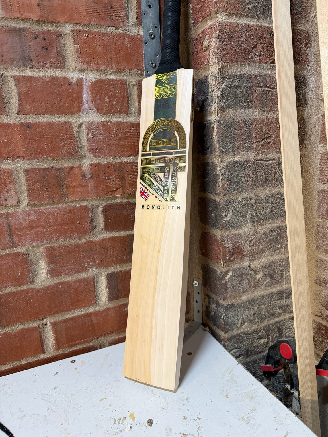 4D Monolith #6J004 Size 6 Grade 3 English willow cricket bat front face