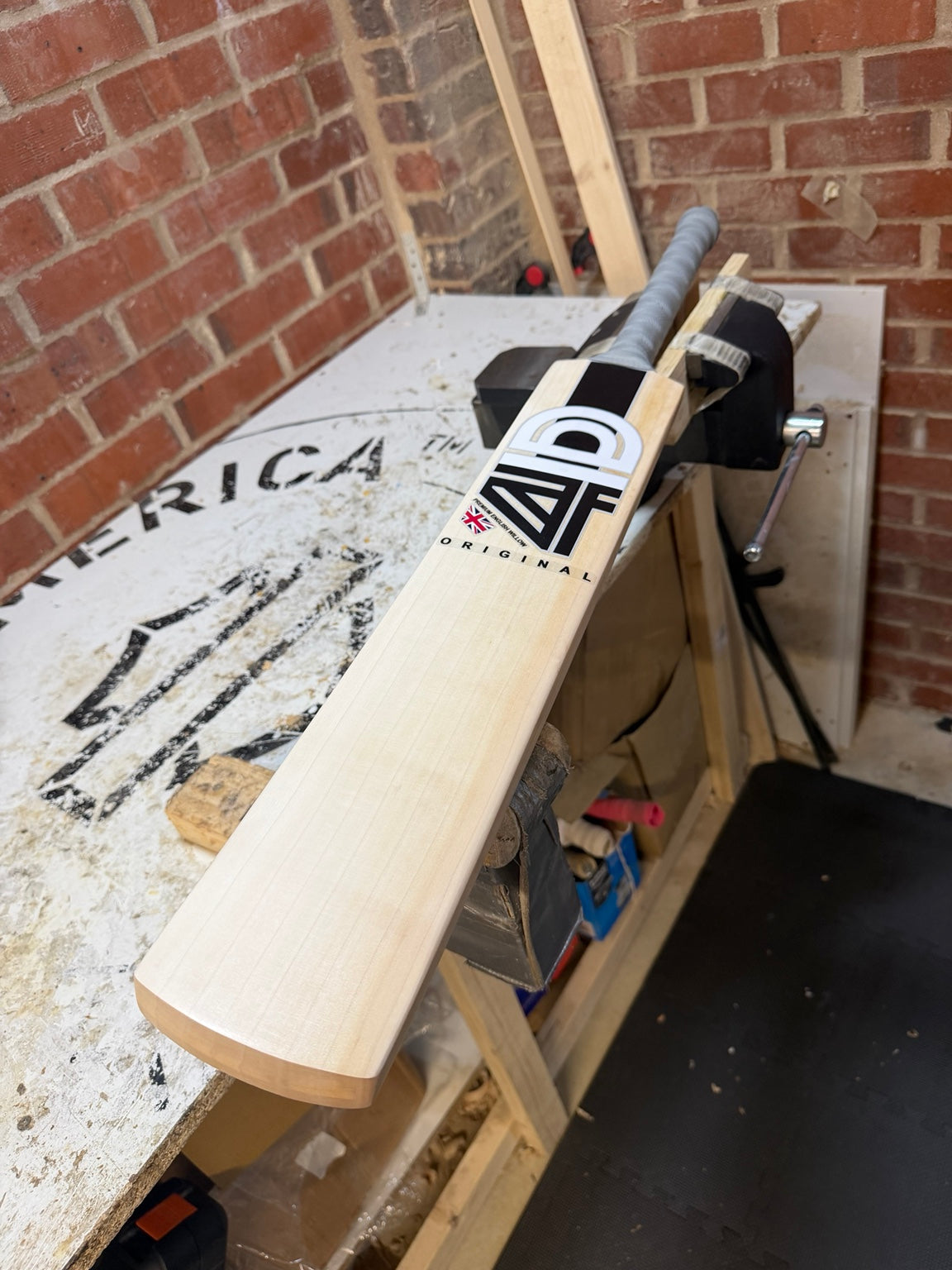 4D Original #032 Grade 1 English willow cricket bat angled view