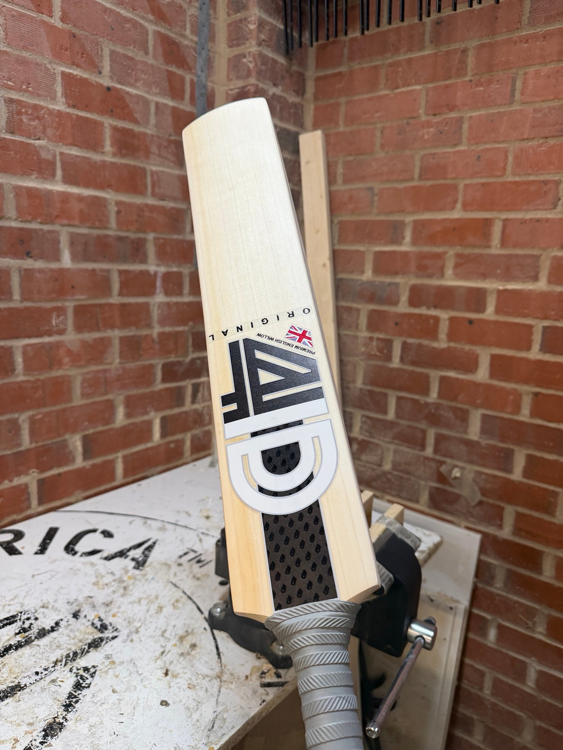 4D Original #032 Grade 1 English willow cricket bat front view