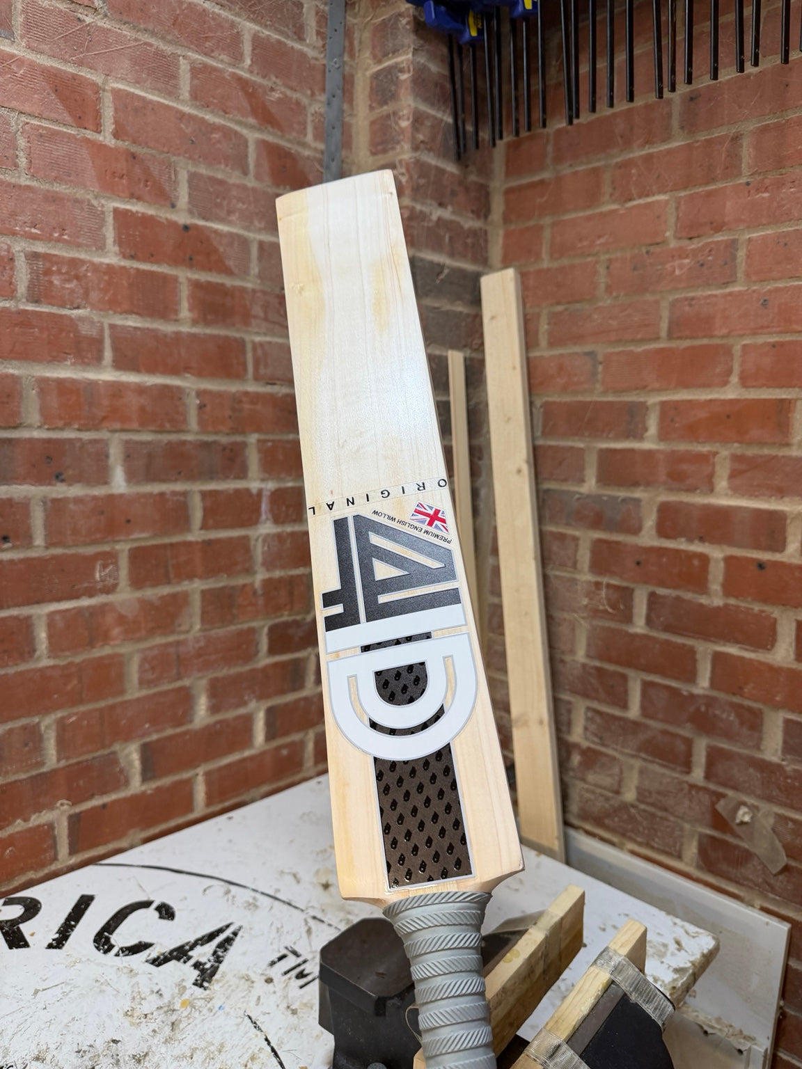 4D Original #HJ001 Harrow Grade 3 English willow cricket bat front angle