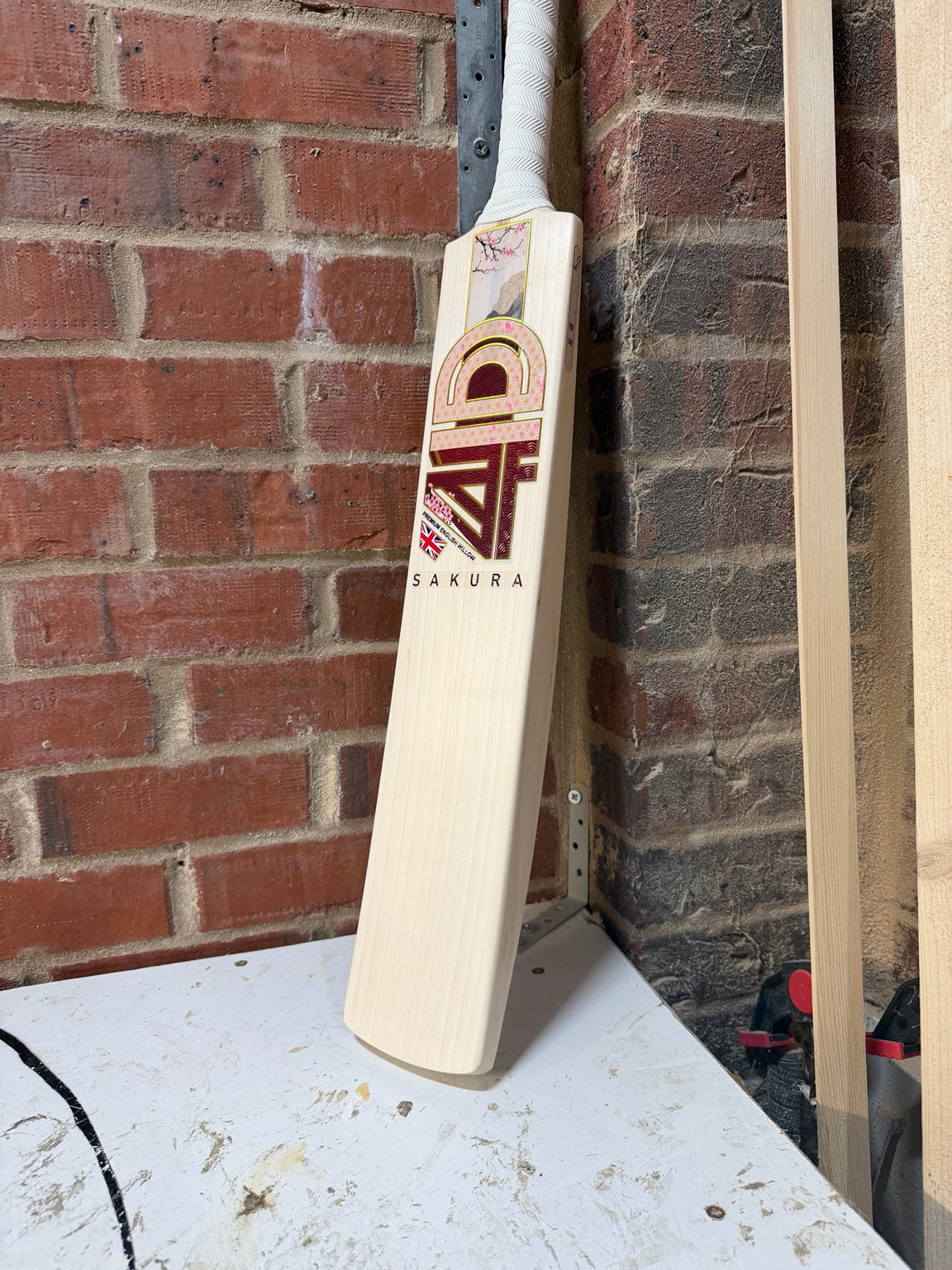 4D Sakura #030 Players Grade English willow cricket bat standing front view
