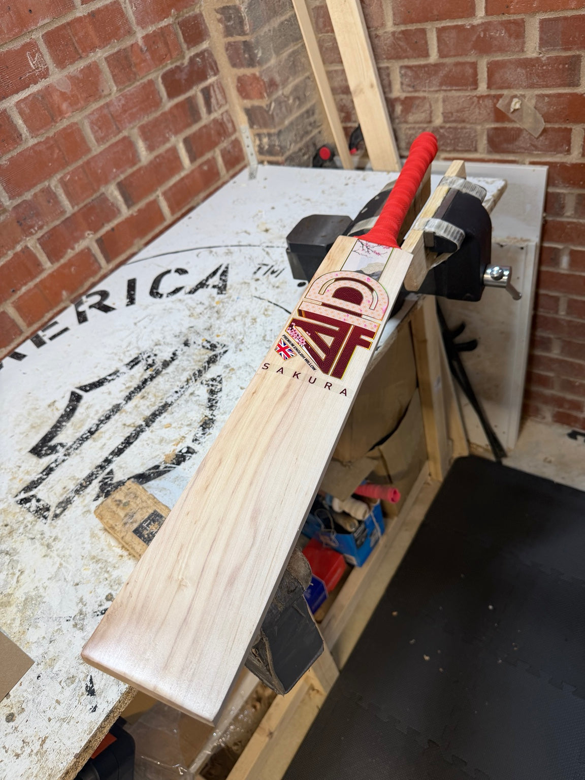 4D Sakura #5J004 Size 5 Grade 3 English willow cricket bat angled face view