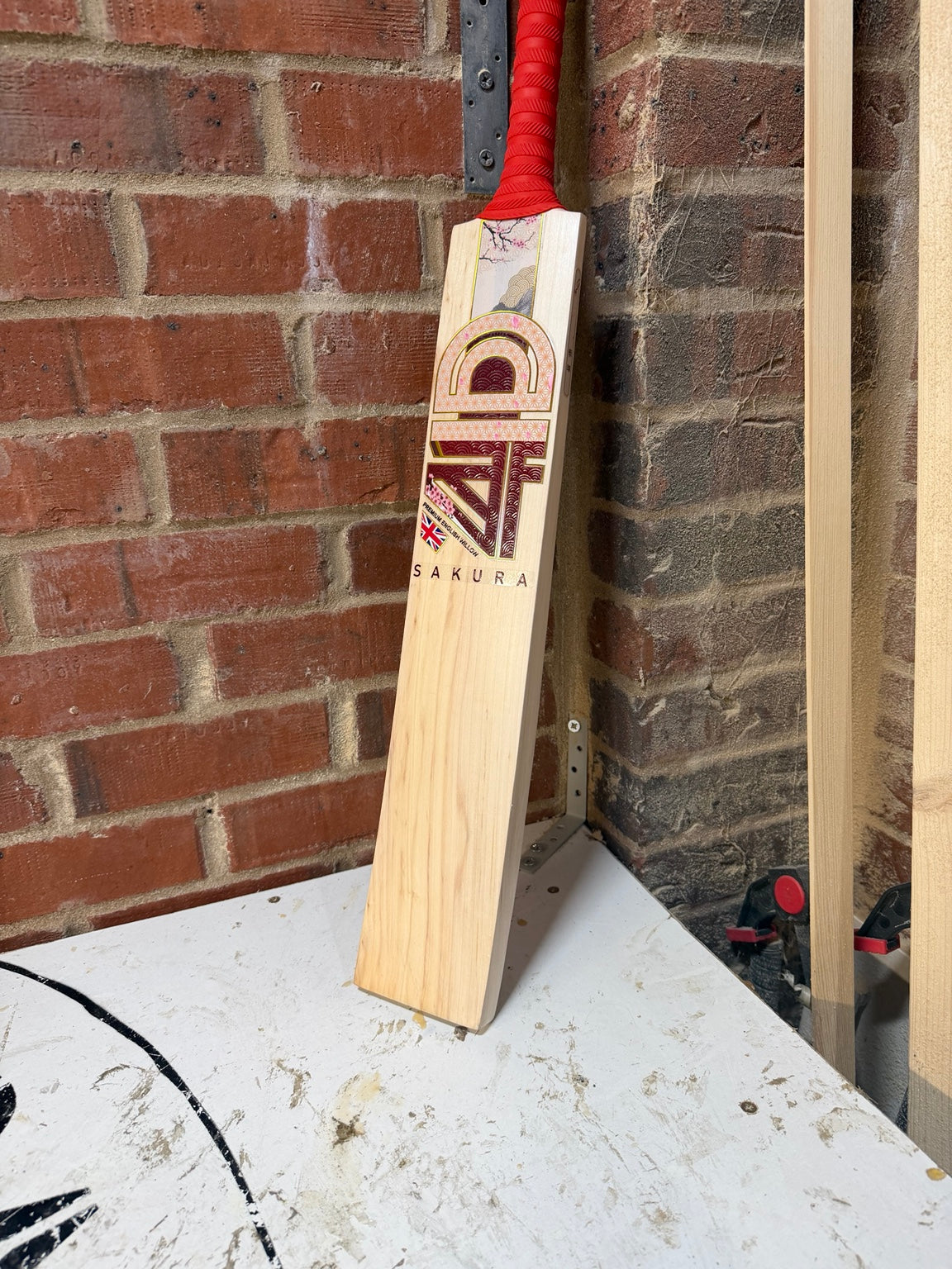 4D Sakura #5J004 Size 5 Grade 3 English willow cricket bat standing view