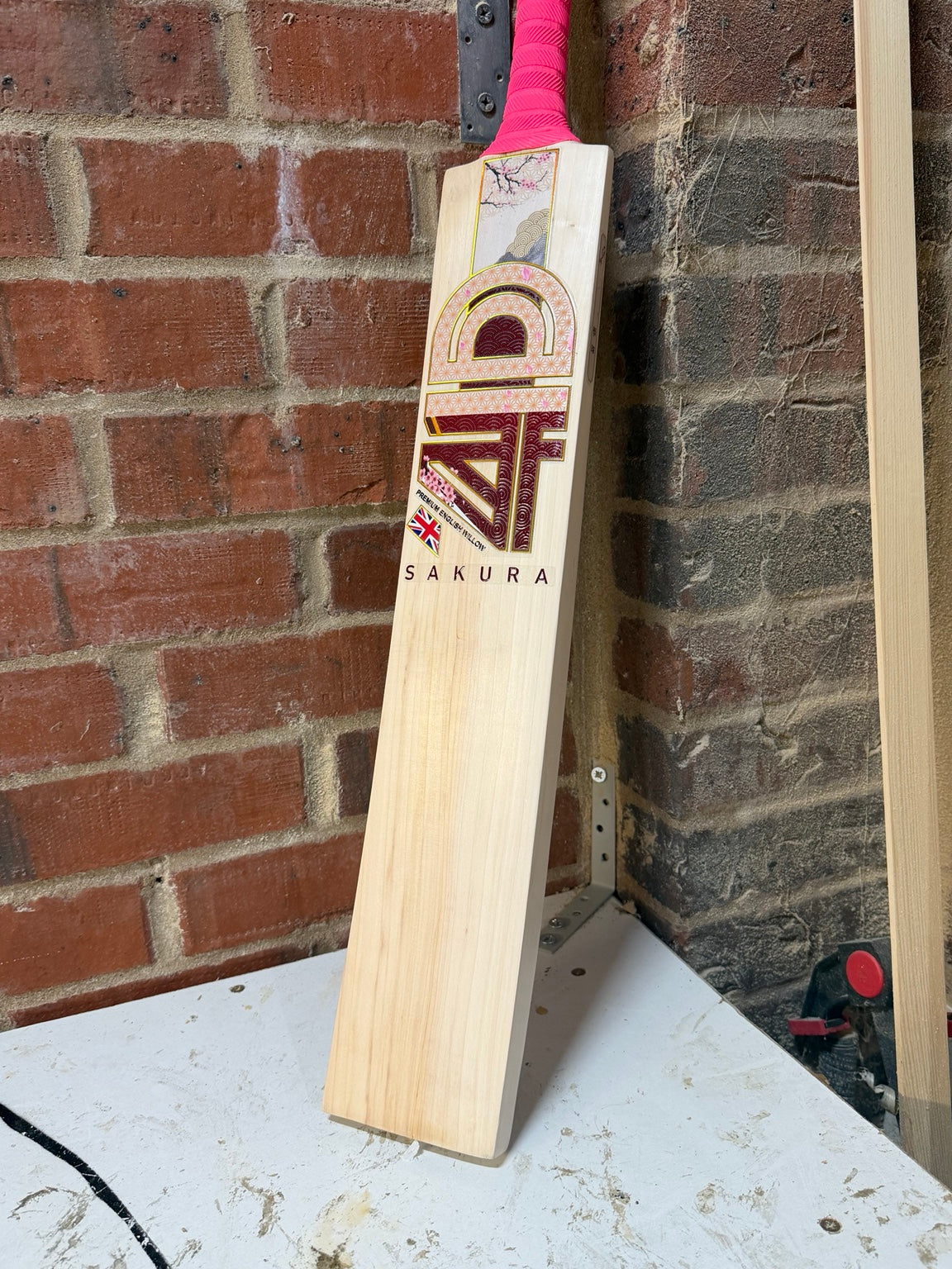 4D Sakura #6J003 Size 6 Grade 2 English willow cricket bat standing front view