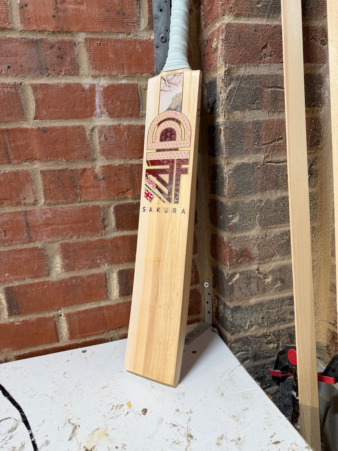 4D Sakura #HJ003 Harrow Grade 2 English willow cricket bat front face